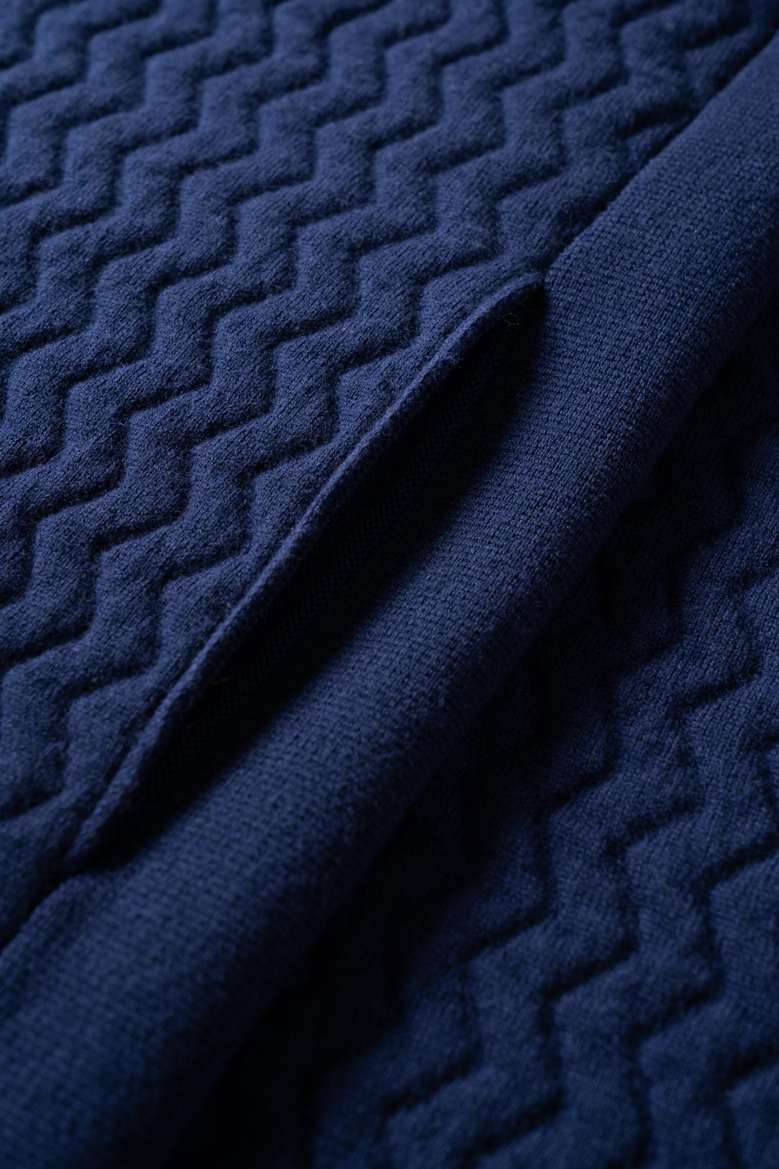 Close up with details of the pockets of the UNBORN Merino d&#39;Arles Padded vest in medieval blue