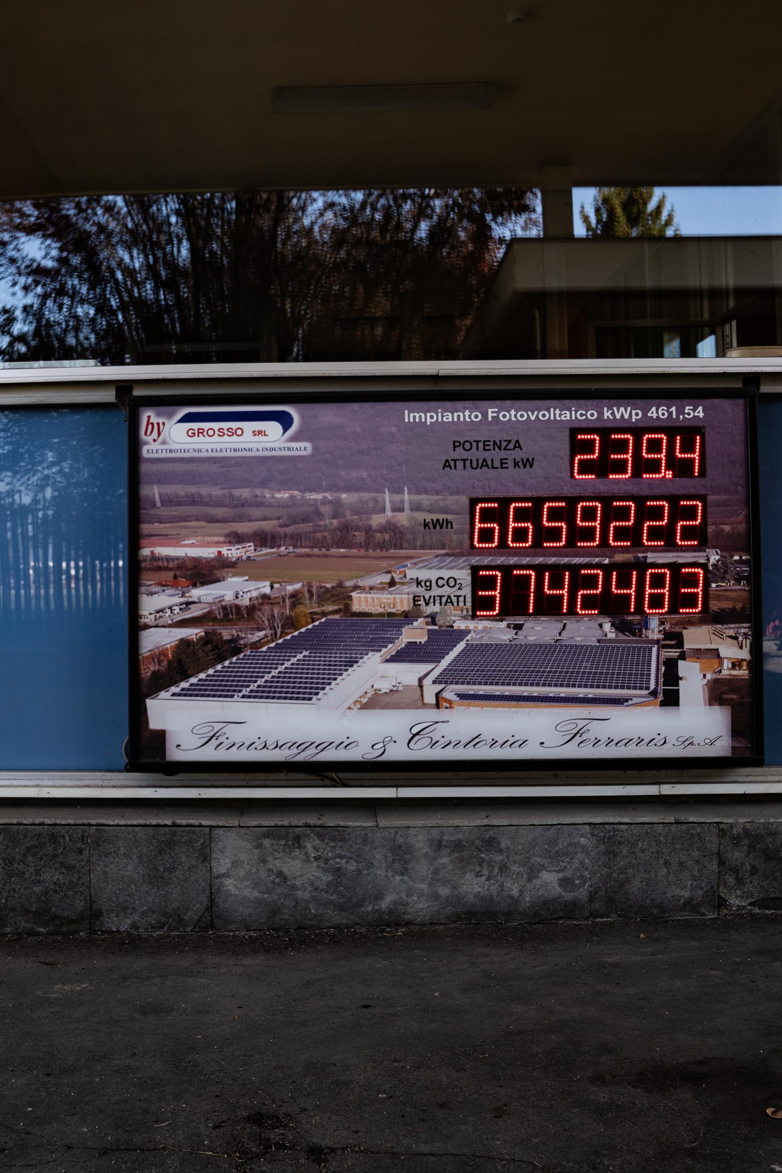 An electronic board displaying the amount of kWh generated and CO2 saved since installation at the facility of Tintoria Ferraris.