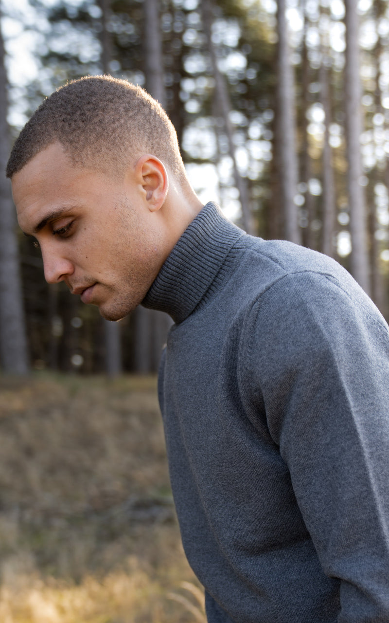Close-up of model wearing of The Merino Roll Neck in Grey Melange in outdoor scenery