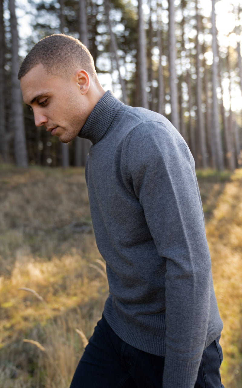 Close-up of model wearing of The Merino Roll Neck in Grey Melange in outdoor scenery