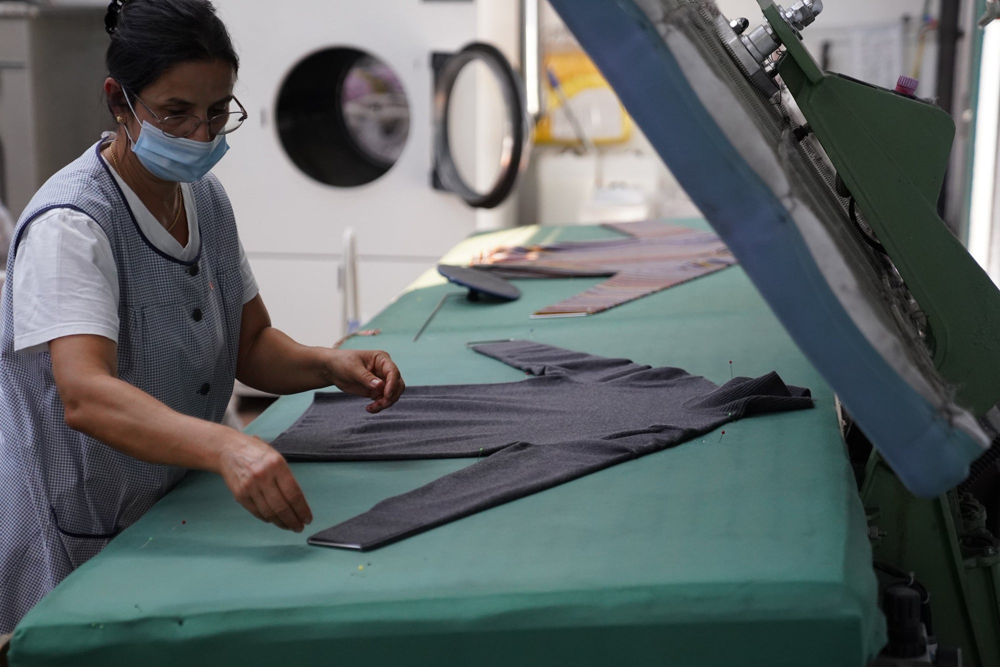 Steaming of finished knitwear at Point Tricot