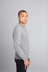 Model wearing The Merino Wool Sweater Light Grey Melange , right - Unborn