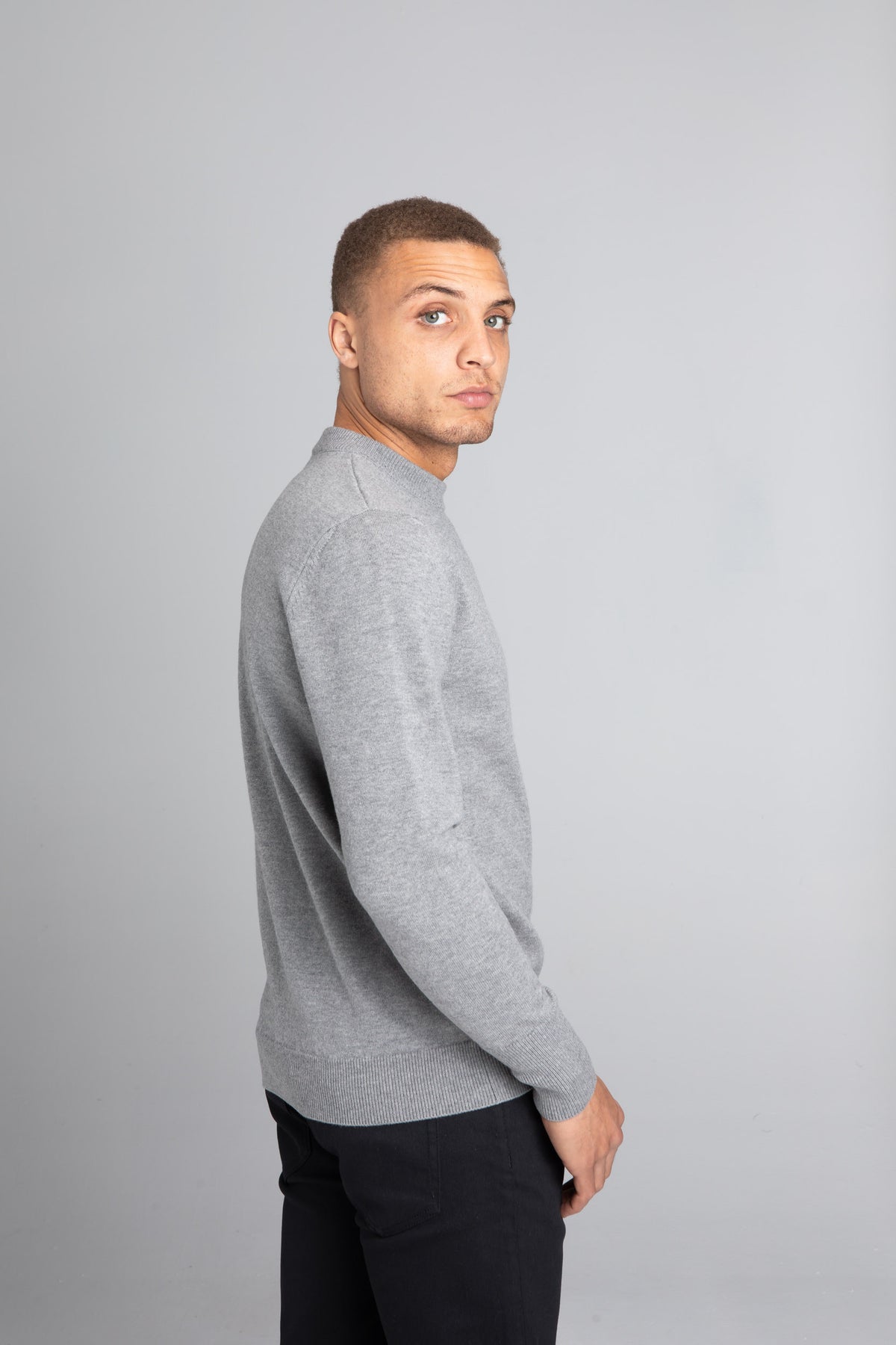Model wearing The Merino Wool Sweater Grey Melange, black - Unborn